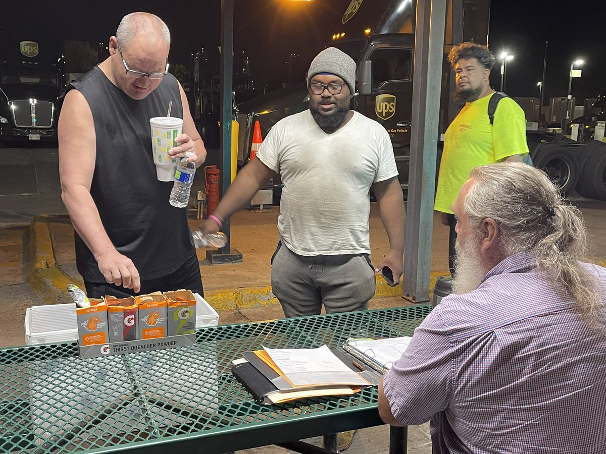 okc_preload's tweet photo. ⛑Good #WellnessTuesday #OKC #Preload ⛑ James has your #gatorade #water & #PCM over how some medications can dehydrate you. Always check, but to be safe keep hydrated!!
#UPS #okcpreload #Hydration #SummerisComing https://t.co/sLzKaugbxk