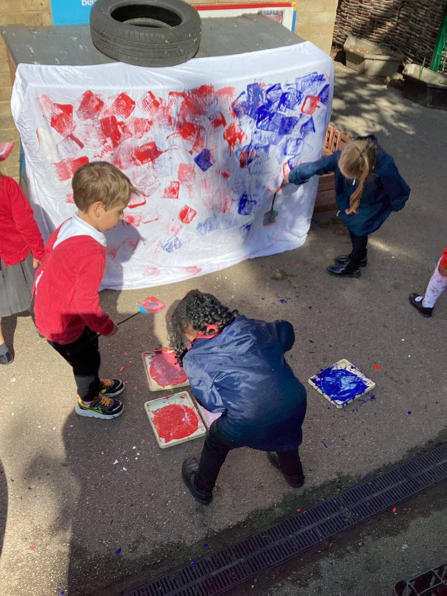 VillageInfants's tweet photo. We are making decorations for our Jubilee party.
Paint splatting is lots of fun.
#outdoorart #outdoorplay #grossmotoractivity https://t.co/SMHbvRPl0X