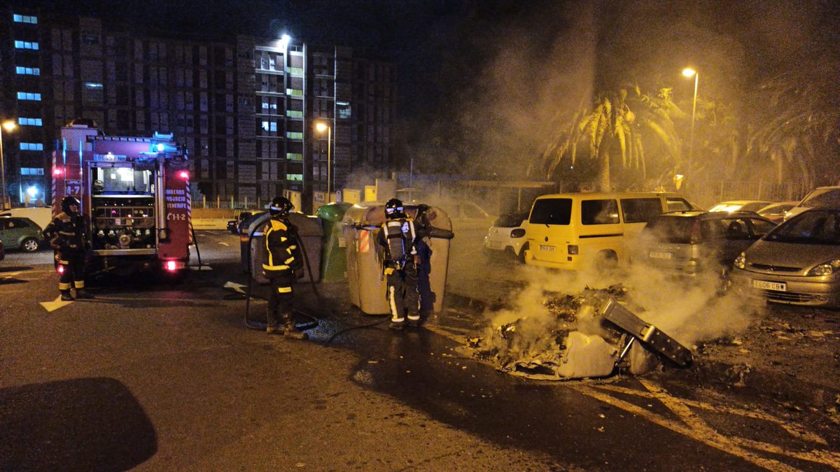 BomberosTf's tweet photo. Miembros del Parque de Santa Cruz fueron activados ayer pasadas las diez de la noche por el incendio de 3 contenedores de basura en la calle Huaracheros en Santa Cruz de Tenerife. Afortunadamente no hubo vehículos afectados. #BomberosTF #BomberosSC https://t.co/LIEtFApx4Q