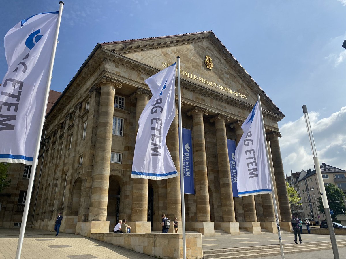 JrgBotti's tweet photo. Auf der Vortragsveranstaltung Elektrotechnik der BG ETEM in Kassel. Unter anderem geht es um die sichere Gestaltung der Energiewende. 

#bgetem #präventionlohntsich https://t.co/MDxkc2jDDb