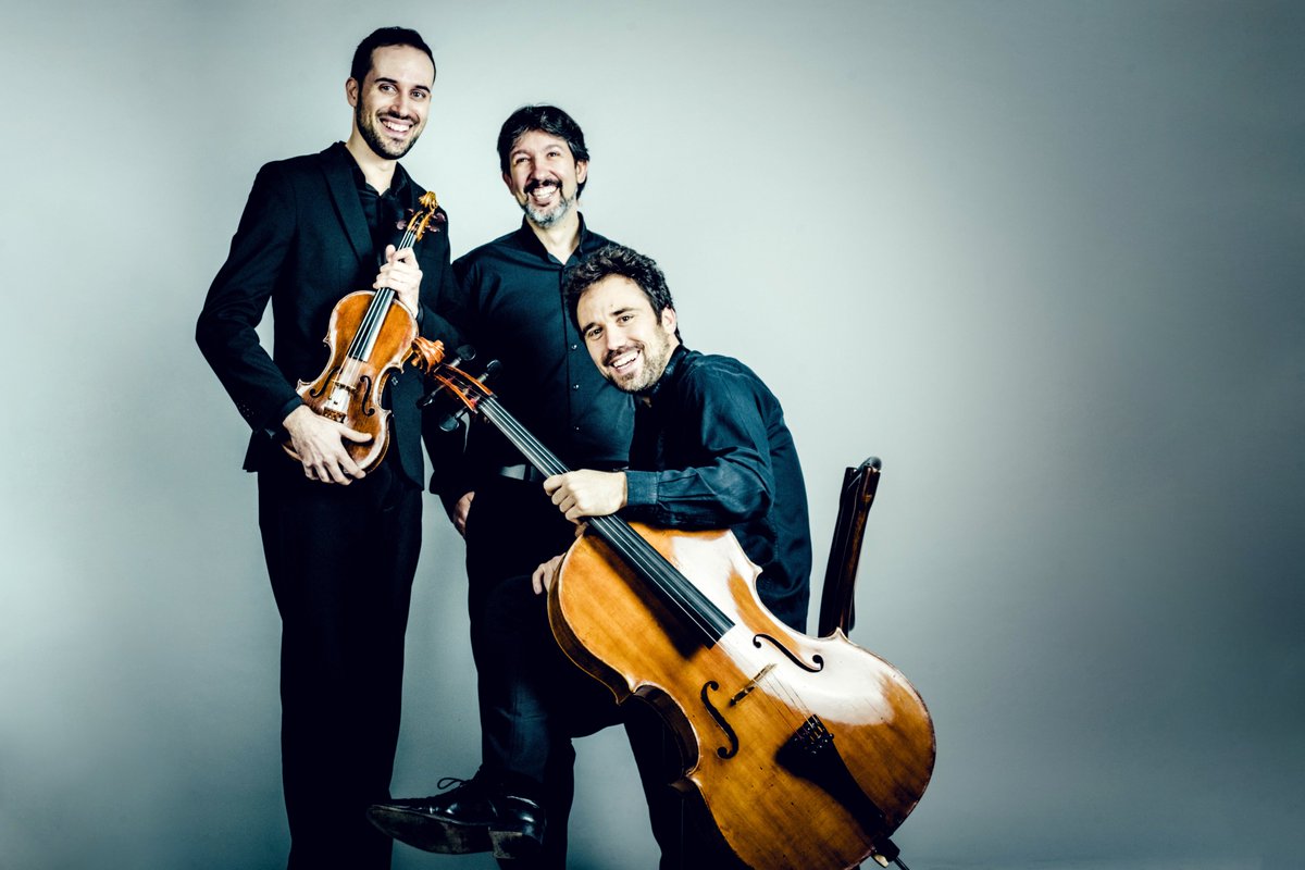 assaig_general's tweet photo. 📻 Avui a les 18h:

🔺Entrevistes amb @j_humet (@TrioPedrell @albacastellsACD) i @juditneddermann 

🔺Presentem el nou projecte del @museumusicabcn

🔺El concert de @DavidAmbrogio al @golemsteatre

En directe!

📲 https://t.co/bLO9bmJzcM https://t.co/BqWmk5kOtj