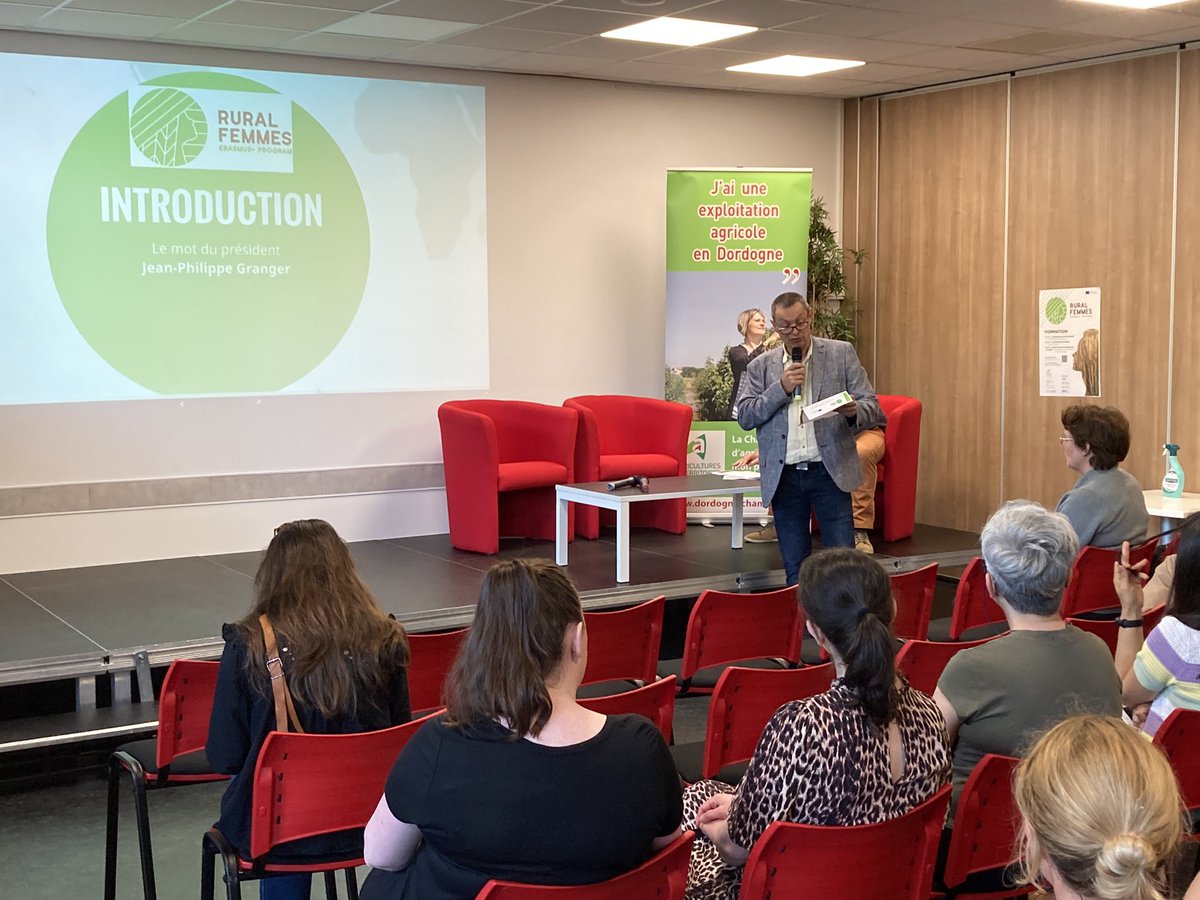 RuralFemmes's tweet photo. Séminaire final #RuralFemmes en #Dordogne Après 3 années de projet, l’heure est au bilan de ce programme @EUErasmusPlus dont l’objectif était de construire et d’animer un programme de #Formations à destination des femmes en milieu rural @Grupo_DEX https://t.co/X6RpJo1tKQ