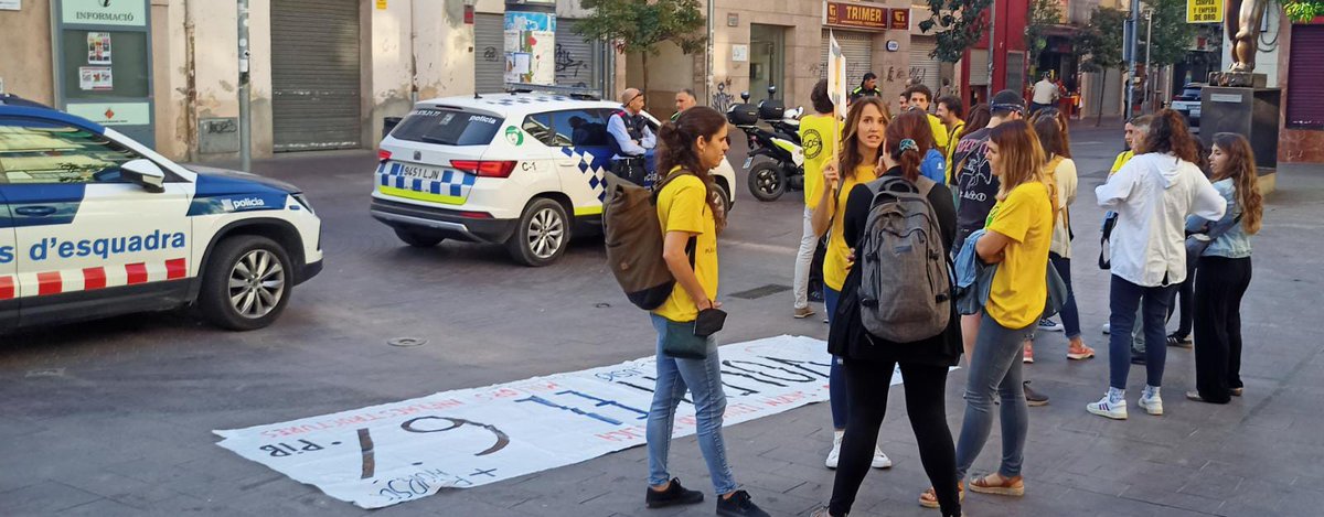 LesAltresVeus's tweet photo. Durant 45 min la Policia Local de Montcada i Reixac ha impedit la marxa dels docents pel centre hi ha sol·licitat la presència dels Mossos que han identificat a algun dels manifestants, tot i això, els participants s'han manifestat anant fins a les portes de l'ajuntament https://t.co/AOGxByvDKY