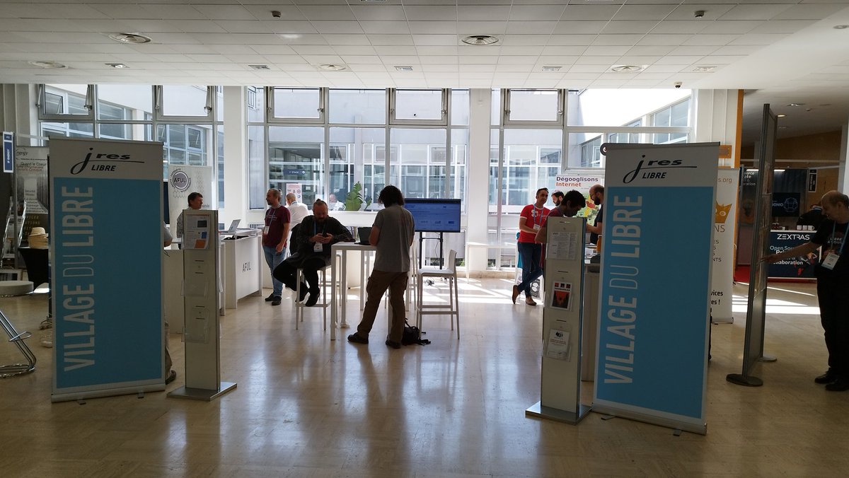 samydotsh's tweet photo. En direct du Village du Libre aux #JRES à Marseille avec @hackinprovence ! Venez nous voir 😁

#villagedulibre #JRES2022 https://t.co/w9l4mDO3gP