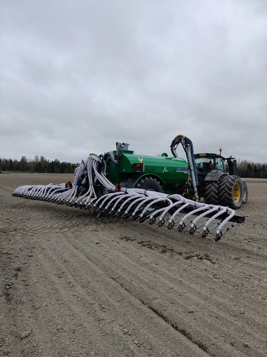 Nyt alkoi lannoitteen levitys. <a href="/SoilfoodOy/">Soilfood</a> boostia maahan, noin 2-2,5tn/ha. Pieni vaunu, suuret renkaat ja leveä multain. Yllättävän hyvin tämä etenee, vähän jännitti että miten käy. Ja siis #carbonaction lohkolla omaa koe toimintaa suoritetaan.