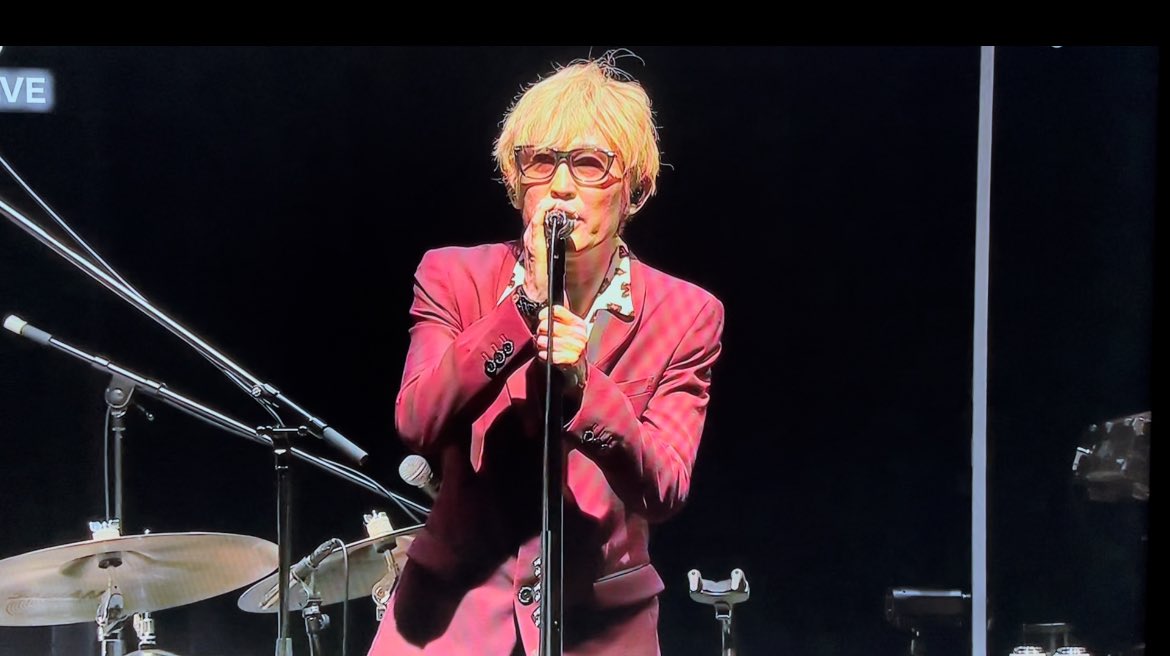 kei4201's tweet photo. ちょっと待って
ヴォルドー色のスーツ着こなす
ファンキースターは、日本にも🇯🇵
#スガシカオ 💜
こっちが先😍
#Funkystar https://t.co/GMh0LdCawQ