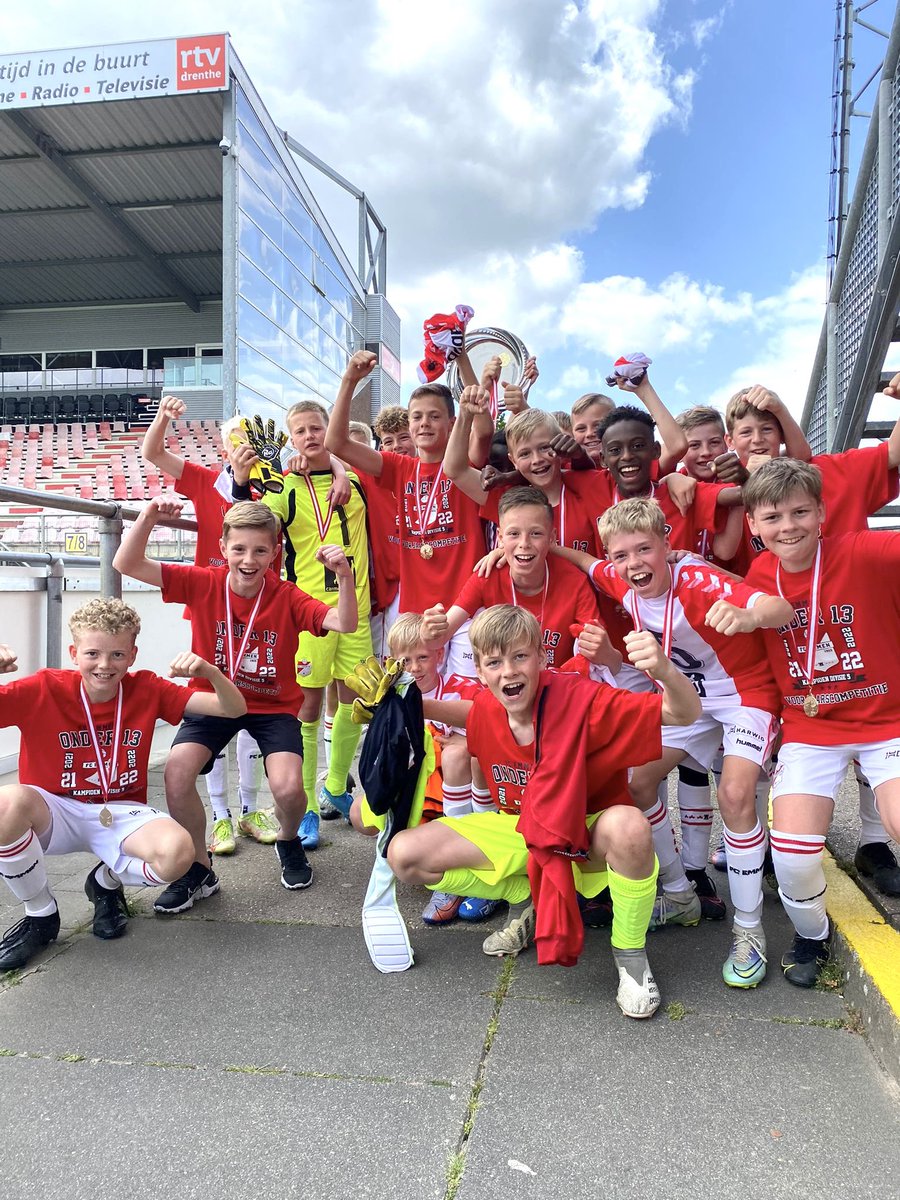 FC_Emmen's tweet photo. Het houdt niet op! 🤯

Onder 13 ➔ 𝗞𝗔𝗠𝗣𝗜𝗢𝗘𝗡
Onder 18 ➔ 𝗞𝗔𝗠𝗣𝗜𝗢𝗘𝗡

#HIERKOMIKWEG https://t.co/CFLOPNogi1