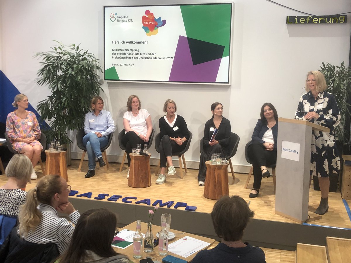 FrauNNL's tweet photo. Frauenpower im BASECAMP💪🏻Verleihung des deutschen Kitapreises - ganz anders, sehr inspirierend 🤩@basecamp_debate https://t.co/Ocx23Fduyy