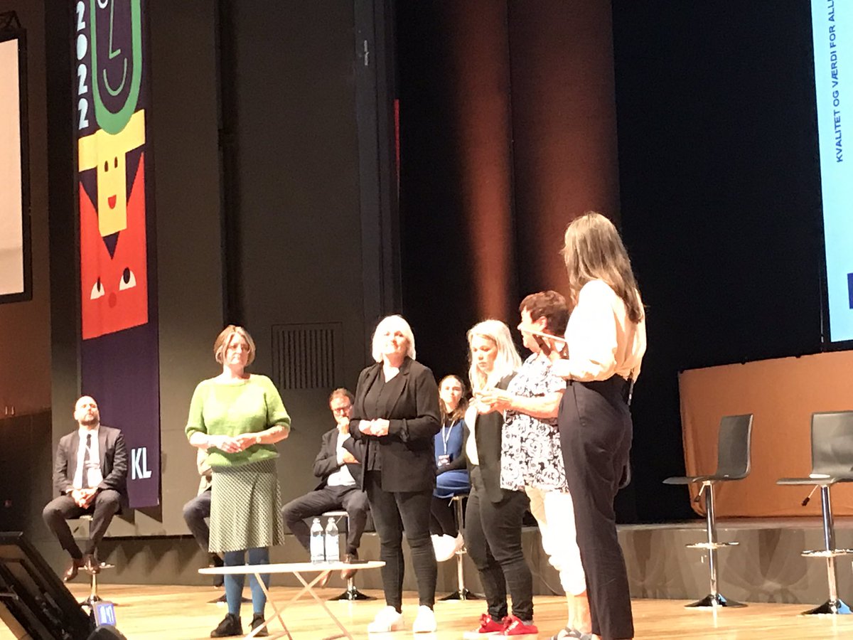 Lisbethdueped's tweet photo. “Tæt dialog i kommunerne med ledere og pædagogisk personale er vejen til bedre kvalitet i dagtilbud - og til flere medarbejdere på fuld tid” Debat på #butm2022 med @StriibMona @FolaFormand @BUPLFormand @EvaMImmertreu https://t.co/7T1ly1mYOn