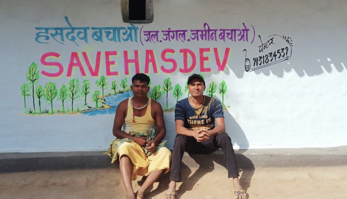 anurag_asu's tweet photo. शहरों में पेड़ बचाने का संदेश दिया जाता है,और गावों में जंगल काटने का आदेश हो जाता है।
#SaveSilger
#SaveHasdeo
@bhupeshbaghel @DeepakBaijINC @TribalArmy
@Chhotu_Vasava @GretaThunberg https://t.co/fSoAHXrzZv