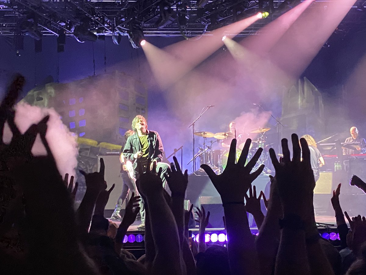 rosicope's tweet photo. About last night #MCREDEN 🥹@MCRofficial https://t.co/8jrd5S3qxx