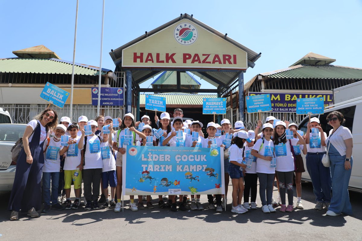 antalyailtarim's tweet photo. #LiderÇocukTarımKampı

Kampımızın ikinci gününde üçüncü durağımızda Dokuma Halk Pazarı'nda çocuklarımızla birlikte Su Ürünleri satış alanlarında balıkları tanıyarak denetim yaptık. 

#GelecekTarımda
#TarımAntalyada

@gokhankaraca_ @ersinyazici1 @bsgmtr @eyd_tob @VahitKirisci https://t.co/oA1pJSfpsY