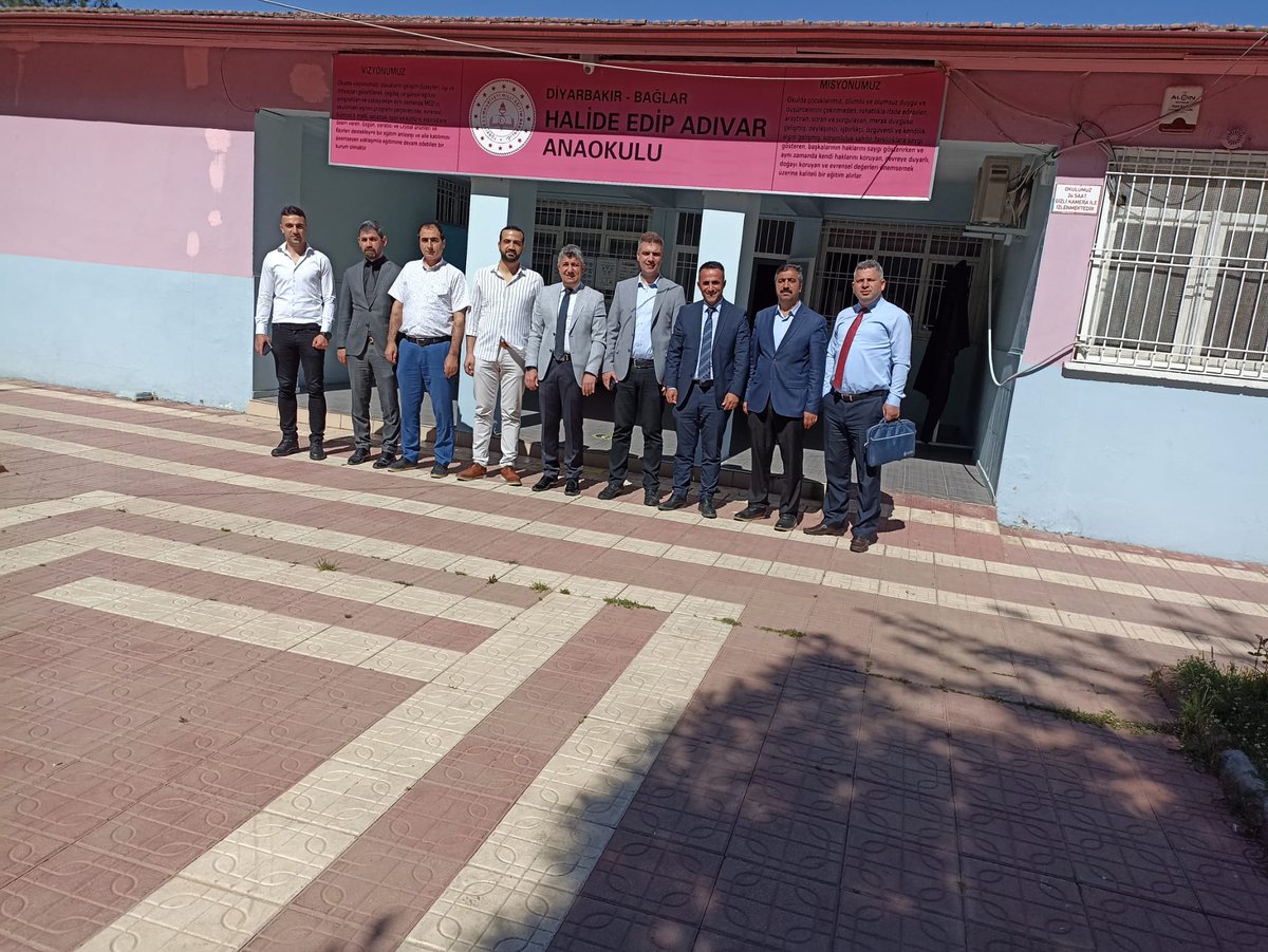 BaglarMEM21's tweet photo. Halide Edip Adıvar Anaokulumuzu ziyaret eden Müdürümüz Sn @Mehmet_Bulut21, Sn @kendal_mansur,@Diyarbakirmem şube müdürleri ile birlikte miniklerimizle bir araya geldiler.

@tcmeb 
@Murat4Kucukali https://t.co/Uxe0e3bGRj