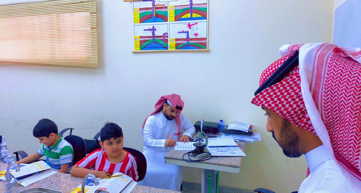 moe_hud_0023's tweet photo. الزياريات الاشرافية لمدير المدرسة للمعلمين
والاطمئنان على  للعملية التعليمية 
#مدارس_رياض_الفكر_الأهلية
#تعليم_من_أجل_المستقبل
#تعليم_الحدود_الشمالية https://t.co/9fc78km7i2