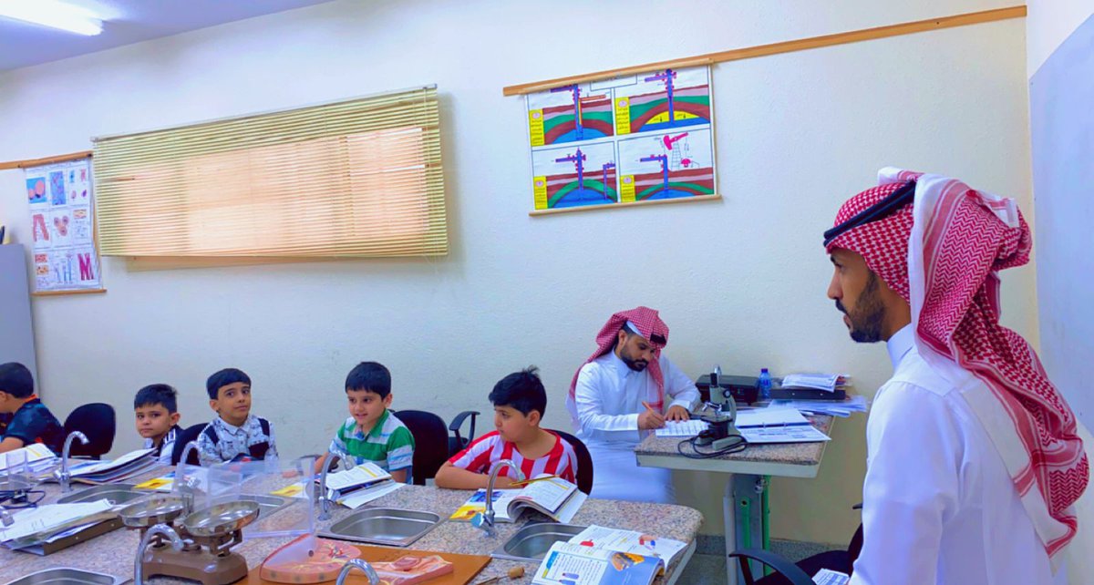 moe_hud_0023's tweet photo. الزياريات الاشرافية لمدير المدرسة للمعلمين
والاطمئنان على  للعملية التعليمية 
#مدارس_رياض_الفكر_الأهلية
#تعليم_من_أجل_المستقبل
#تعليم_الحدود_الشمالية https://t.co/9fc78km7i2
