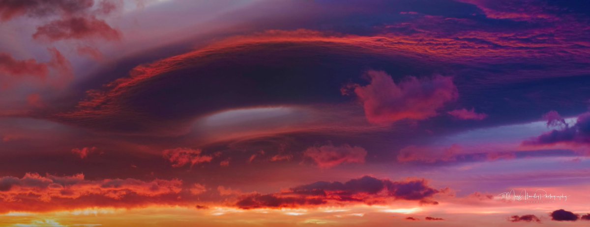 The change in weather recently certainly brought some interesting cloud patterns in the lea of the Ruahine Ranges especially this one morning at #sunrise  with some Lenticular type of clouds. There was almost a round thing going on... #metservice #weatherwatch