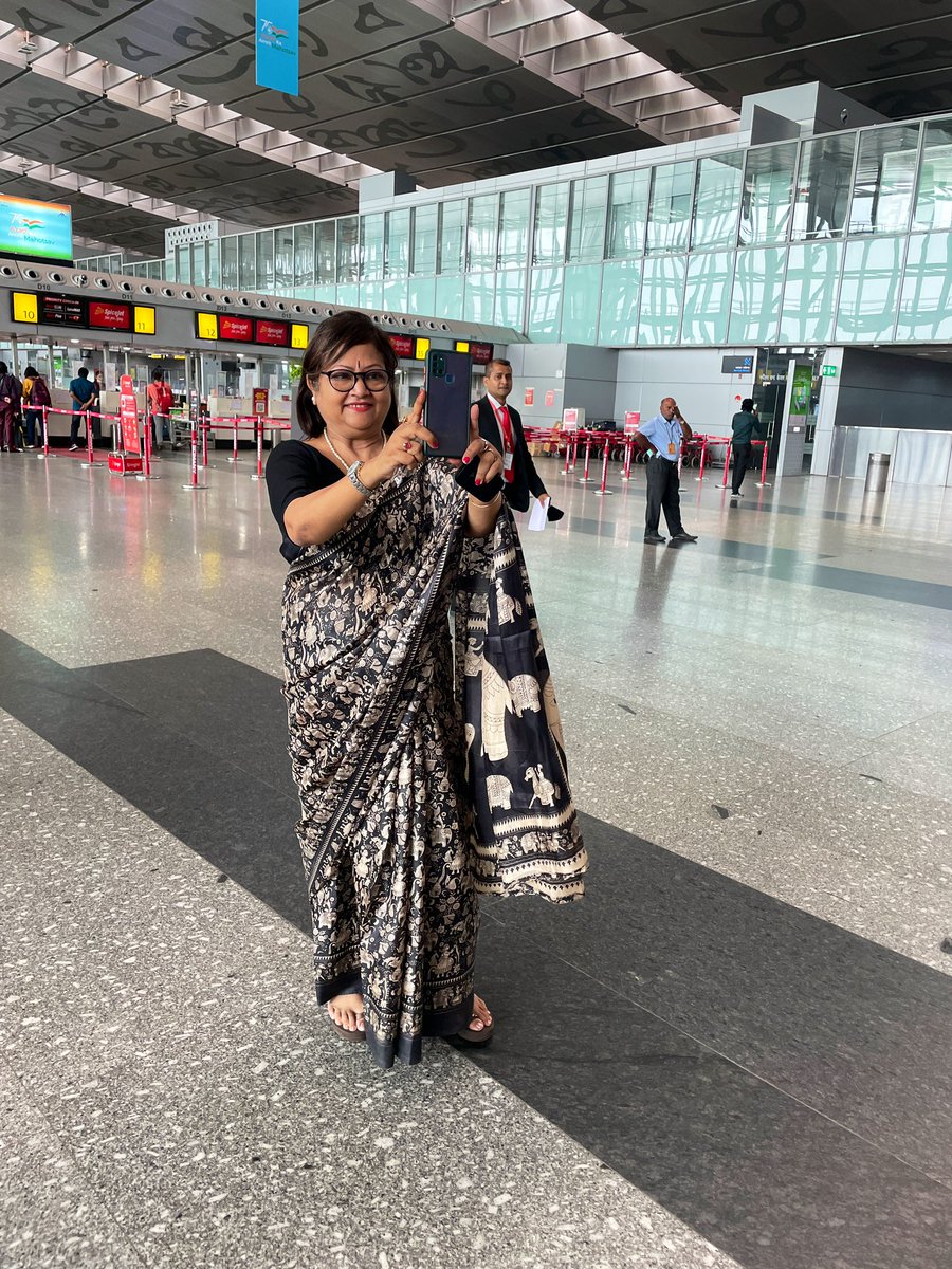 aaikolairport's tweet photo. Let’s create memories on the go!
Click a selfie at #KolkataAirport and post it on your social media account with #MyAirportSelfie and get featured on AAI social media handles. Don’t forget to tag @AAI_Official and @aaikolairport. 
#SelfieStar 
#ContestAlert https://t.co/l5l0auPjVt