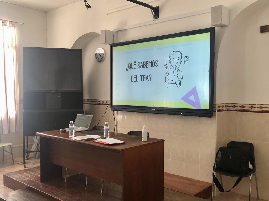 Nuestro claustro de Primaria continúa formándose en cómo atender al alumnado TEA de la mano de la Federación Andaluza de Autismo. Una tarde muy productiva e interesante  #yosoydiocesano #somosdiocesanos