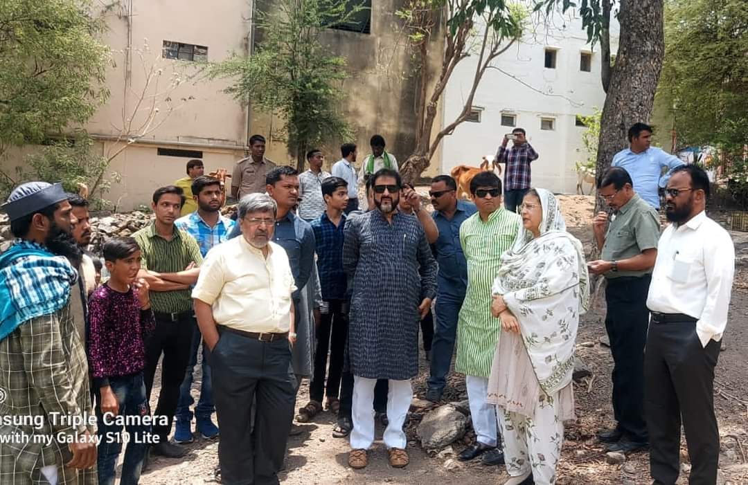 DrWajahatINC's tweet photo. वक्फ बोर्ड सदस्य तथा सांसद @imtiaz_jaleel, सांसद @DrFauziaKhanNCP और सभी सदस्यों ने अफलातून मस्जिद कब्रस्तान चेलीपुरा रोड, फाजीलपुरा,औरंगाबाद की जमीन का सर्व्हे किया। इस वक्त वक्फ बोर्ड के सीईओ शेख अनिस और अधिकारी मौज��द थे। https://t.co/8StcT8QzBr