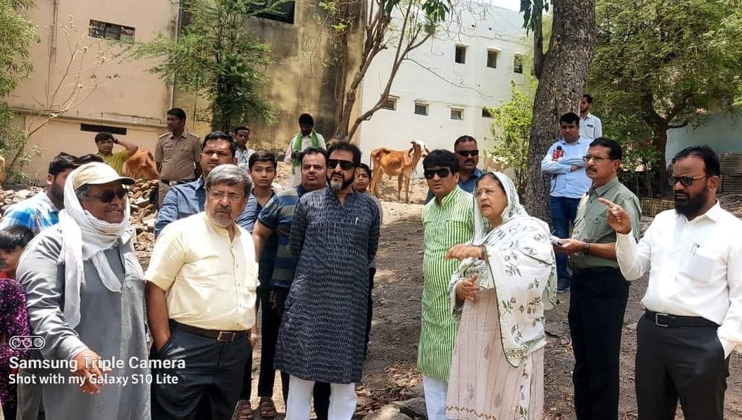 DrWajahatINC's tweet photo. वक्फ बोर्ड सदस्य तथा सांसद @imtiaz_jaleel, सांसद @DrFauziaKhanNCP और सभी सदस्यों ने अफलातून मस्जिद कब्रस्तान चेलीपुरा रोड, फाजीलपुरा,औरंगाबाद की जमीन का सर्व्हे किया। इस वक्त वक्फ बोर्ड के सीईओ शेख अनिस और अधिकारी मौज��द थे। https://t.co/8StcT8QzBr