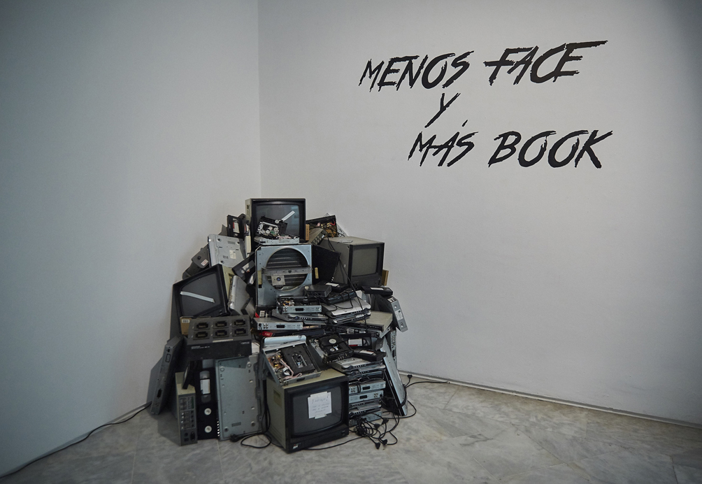 caac_sevilla's tweet image. #DíaDeInternet. La colección del #CAAC cuenta con varias obras de la artista multimedia @MariaCanas, cuyos #videocollages satíricos subvierten y reviven el #archivo on-line casi infinito y el excedente de imágenes del gran teatro del mundo: bit.ly/3wkWWoI