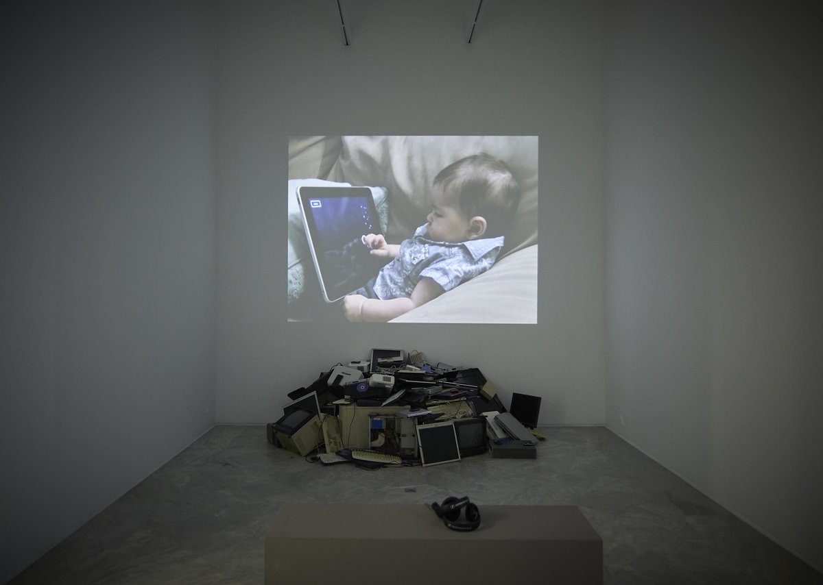 caac_sevilla's tweet image. #DíaDeInternet. La colección del #CAAC cuenta con varias obras de la artista multimedia @MariaCanas, cuyos #videocollages satíricos subvierten y reviven el #archivo on-line casi infinito y el excedente de imágenes del gran teatro del mundo: bit.ly/3wkWWoI