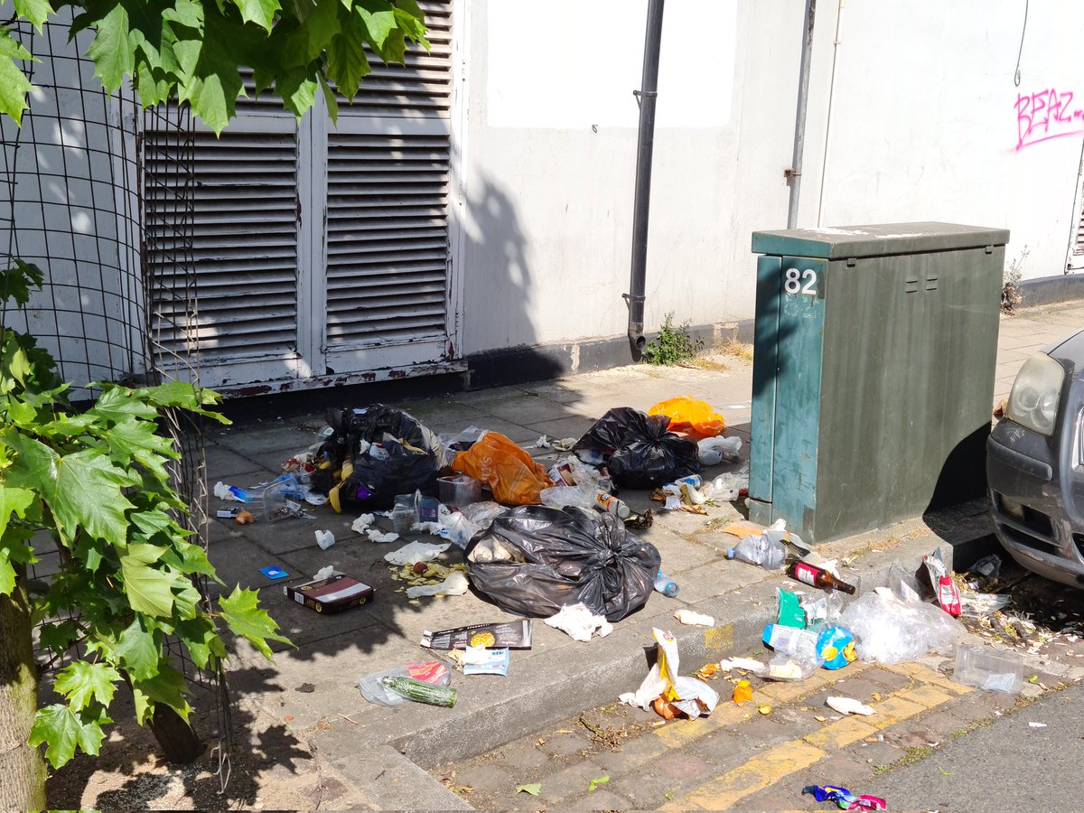 rob_crane's tweet photo. When @Merton_Council @VeoliaUK say they'll collect on Merton High St after the time band closes, I wonder if they'll ever measure the wait in hours rather than days. @south_wimbledon #MuckyMerton https://t.co/ozo9O1N1Cg