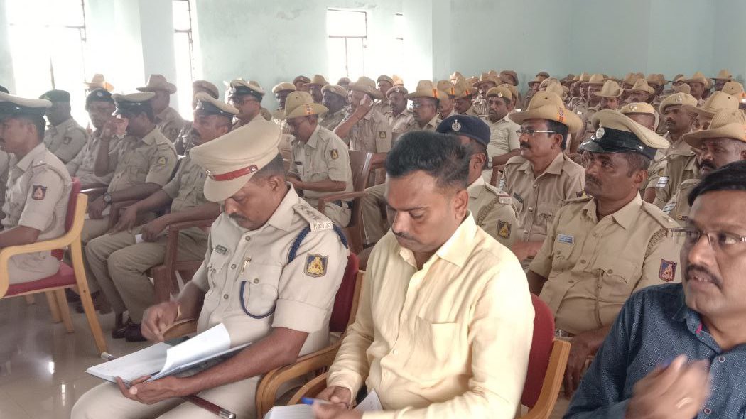 Grievance meeting at DAR by <a href="/SpBagalkote/">SP Bagalkote</a>. Visited DAR premises in Navanagara on 17.05.22, enquired about the well being of men and officers and heard their grievances. 
Visited police quarters and spoke to their families.