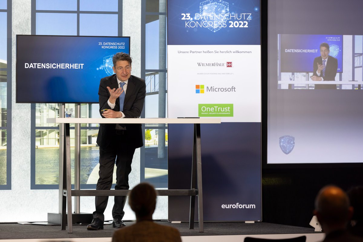 "If you only got a hammer, everything looks like a nail" so <a href="/nikolausf/">Nikolaus Forgó</a> über #NISRichtline &amp; #AIAct und dass Quantität nicht die zentrale Messgröße für gestiegene Anforderungen im #ITSicherheitsrecht ist #dsk22