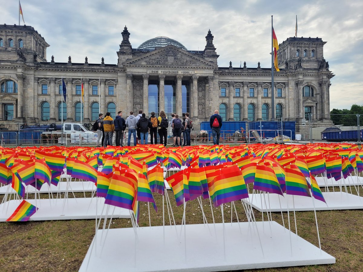 Michael97782501's tweet photo. Grundgesetz für alle!!!!!🏳️‍🌈🏳️‍⚧️🏳️‍🌈
#Grudgesetzfueralle #Allout #IDAHOBIT2022 #IDAHOBIT #Bundestag #trans #Queer #Lbtg https://t.co/gi39BOjw6x