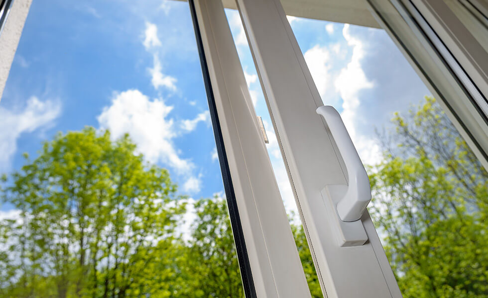 IdealWindows_'s tweet image. Thanks to a choice of modern chamfered frames or classic sculptured detailing, tilt and turn windows can also accommodate all types of property, from cottages to victorian properties to modern apartments🏘️ 

#WeHaveaSolutionForThat

bit.ly/2pkr6IR