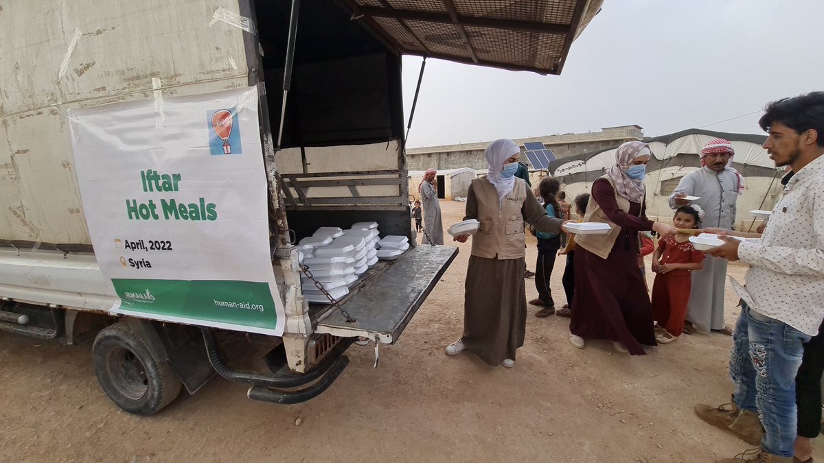 MiniDeed's tweet photo. The MiniDeed community donated 600 meals to @HumanAidUK this #MiniRamadan! π
Here they are being made and distributed in Syria on the 29th day of Ramadan. https://t.co/WoDBHLnB5z