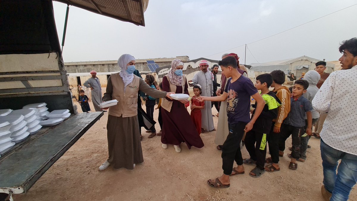 MiniDeed's tweet photo. The MiniDeed community donated 600 meals to @HumanAidUK this #MiniRamadan! π
Here they are being made and distributed in Syria on the 29th day of Ramadan. https://t.co/WoDBHLnB5z
