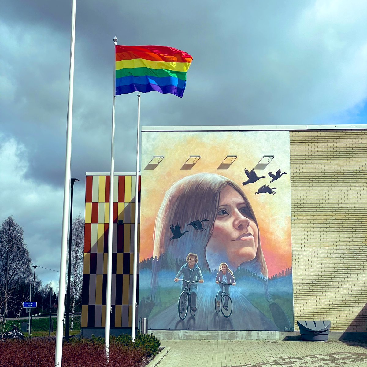 KirsiV's tweet photo. Pohjois-Karjala Pride 🌈 alkoi tänään. 17.-22.5.2022 aikana esiin nostetaan paikallisia ja globaaleja ihmisoikeusasioita.Teemana rauha.  Myös Polvijärvellä liehuu lippu🏳️‍🌈. #polvijärvi #pride #pohjoiskarjalapride #pohjoiskarjalanseta #ihmisoikeudet #vapaus #suvaitsevaisuus #rauha https://t.co/afrZWVMMm2