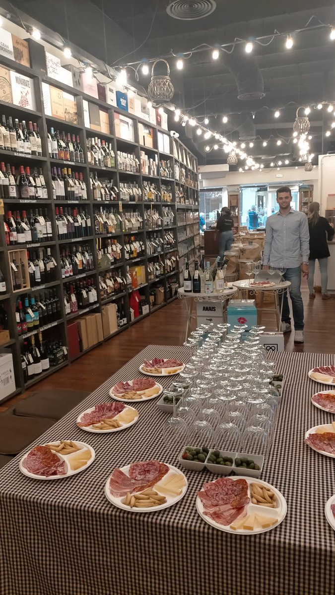 aribau1964's tweet photo. Són dies d'activitat, així que no podem estar més contents! 🙌 Fa uns dies vam estar a la botiga #TerraMartina de Vilafranca del Penedès amb els nostres #WittyWines!
#aribau #distribució #tastdevins #maridatge https://t.co/y7KZoUd9hy