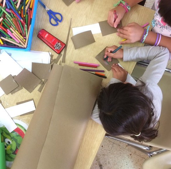 cavallcartro's tweet photo. #DiaMundialDelReciclatge. Fem tallers amb paper reciclat. 📃📜

Manipulem diferents materials, despertem la creativitat dels infants i expliquem que el fet de treballar amb elements reciclats ajuda a protegir, cuidar i preservar el #MediAmbient.♻ https://t.co/XycLKnXJhp
