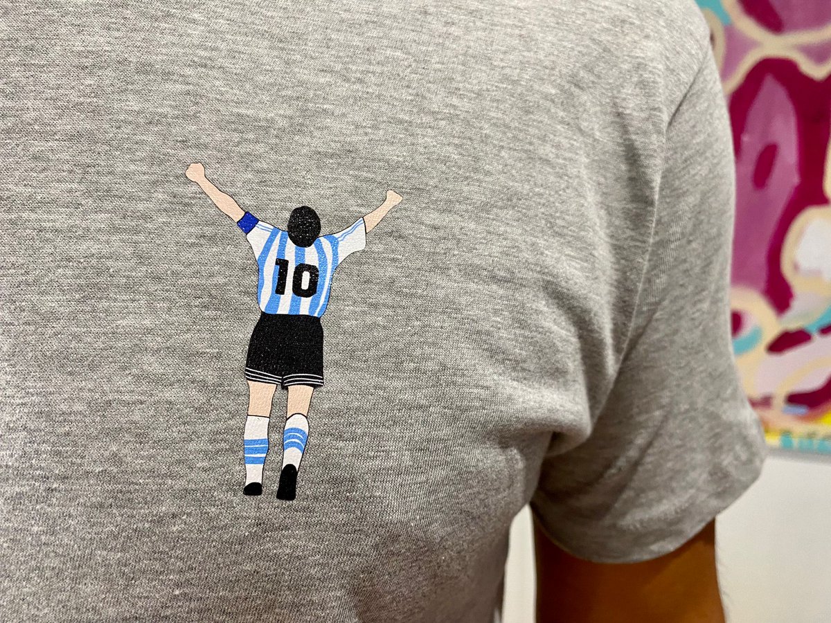 Luce radiante Sevilla a las puertas de la Final de la Europa League!!! Hoy <a href="/DeportesCopeSE/">DeportesCOPESevilla</a> en directo desde la Festival Fan Done de Plaza de España!!! Mirad que camiseta me ha regalado mi amigo Pepelu para la ocasión!!! LaGrada!!! Diseños guapísimos!!! instagram.com/lagradabrand/