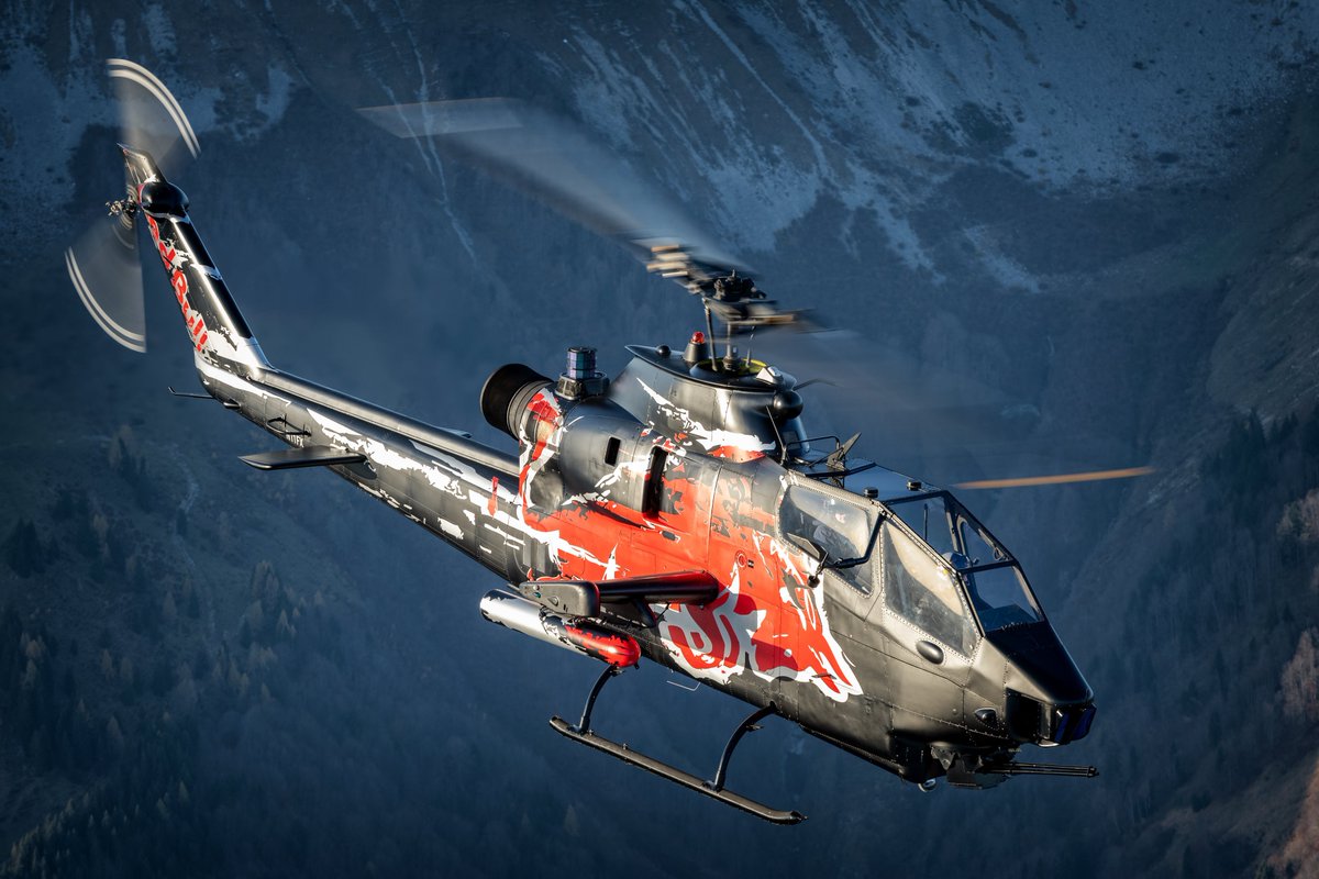 Gelişmiş ve müreffeh medeniyetler, silahlarını ve savunma sistemlerini milletten uzaklaştırmazlar. Bu ülkeler, silahları sivil hayatın bir parçası haline getirerek medeni ve caydırıcı olma konumlarını güçlendirirler...

The Flying Bulls’ Bell AH-1F Cobra
Photo by <a href="/lloydhphoto/">Lloyd H Photo</a>