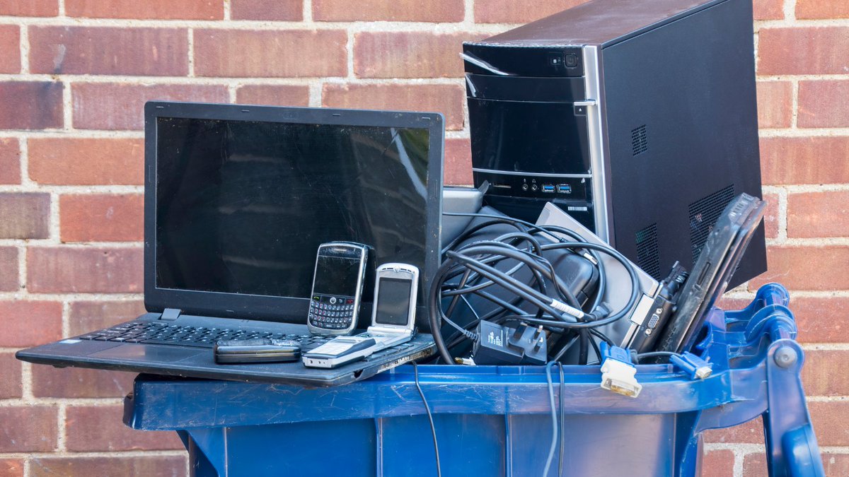 TwoSidesNA's tweet photo. Going digital is not always the best option. E-waste can be toxic, is not biodegradable, and accumulates in soil, air, water, and living things - unlike paper which can be inherently sustainable.
Learn more #paperfacts!
https://t.co/oD8YZjsZWK
#ewaste #paper #twosidesna https://t.co/Fu1ZXd6zxF