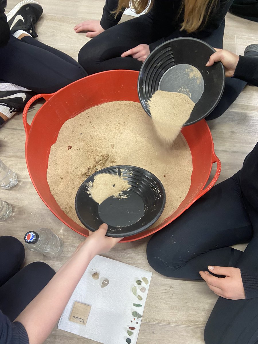RowanSinclair4's tweet photo. Great 2 days had by our S1 who were ‘panning for gold’ and identifying minerals and our S2 who competed in the earthquake building challenge. Massive thank you to the @GeoBus_StA for delivering these workshops! https://t.co/6ok4ZMrB7J