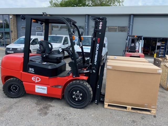 FireworksLtd's tweet photo. Last week we took delivery of our new, all electric fork lift truck. 

We would like to thank Jeremy Reeve at @AcclaimHandling for their great customer service throughout. It's very much appreciated 😁

#vehicles #fleet #forklift #fireworks #greener #environmentallyfriendly https://t.co/yTlo3z7DP3