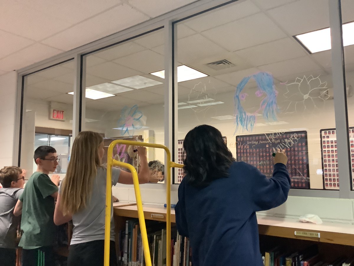 Mrs_LOLdaker's tweet photo. Window art and book recommendations from our 6th graders! @ProrokLeads @MrsHalperEDU @135Learning @OSD135 @JerlingJayhawks #Windows #bookstoread #SummerReading #Reading https://t.co/GbwqV5e1KI