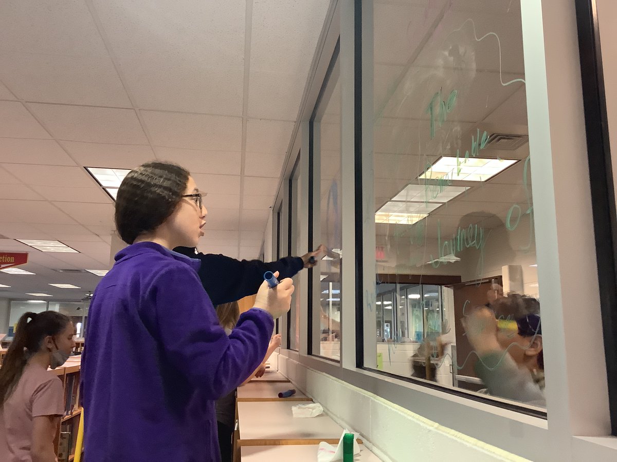 Mrs_LOLdaker's tweet photo. Window art and book recommendations from our 6th graders! @ProrokLeads @MrsHalperEDU @135Learning @OSD135 @JerlingJayhawks #Windows #bookstoread #SummerReading #Reading https://t.co/GbwqV5e1KI