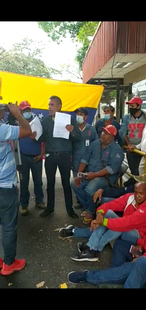 RamonDelbarrio4's tweet photo. Guayana tiene días ,en batalla de sus trabajos,por sus puesto de trabajos reinvindicaciones salariales beneficios ,donde había un ministro del trabajo que no aportaba nada para solucionar,el presidente Maduro nombró al ministro nuevo de industrial y duro unas semanas, https://t.co/XO6b5WsuZ2