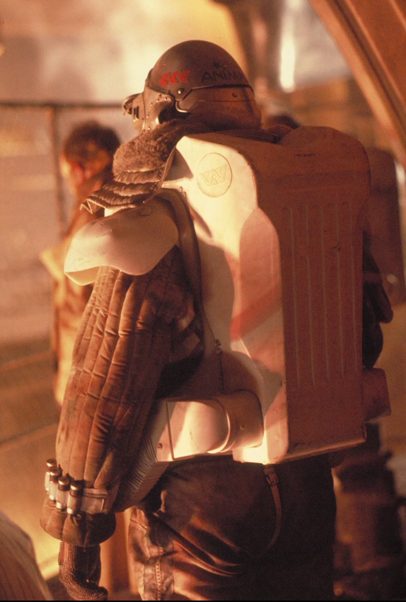 avpgalaxy's tweet photo. The helmets of the Weyland-Yutani Commandos were designed by Terry English who had designed the Colonial Marine armor for Aliens. 1/2 #Alien3 #Alien330th #30DaysFor30Years #TerryEnglish #SimonAtherton #WeylandYutani #Alien https://t.co/VpVuhzN5fG