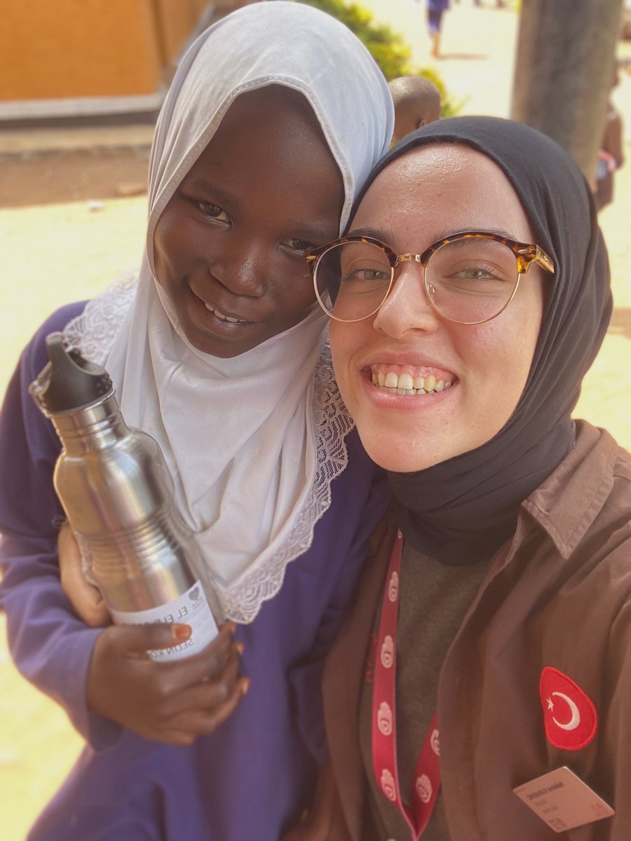 Halide Nur (@HalideNK) on Twitter photo 2022-05-17 14:59:26 Gençler ben Uganda’dayım… Gençler ben Uganda’dayım…