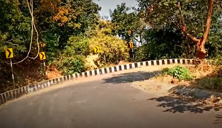 ZeeOdisha's tweet photo. #BreakingNews
- କଲମପୁର ସିଙ୍ଗାରୀ ଘାଟିରେ ଓଲଟିଲା ପିକଅପ ଭ୍ୟାନ, ୨ ମୃତ, ୯ ଗୁରୁତର 
-  ଗୁରୁତର କଲମପୁର ମେଡି଼କାଲ୍ ରେ ଭର୍ତ୍ତି, ମୃତକଙ୍କ ପରିଚୟ ମିଳିନାହିଁ
- ଗୁରୁତରଙ୍କ ମଧ୍ୟରେ ୨ ପୁରୁଷ ୭ ମହିଳା ଅନ୍ତର୍ଭୁକ୍ତ, ସମସ୍ତେ ବାର୍ଶିକୋନା ଗ୍ରାମର
#Kalahandi #Kalampur #SingariGhati #ZeeOdishaNews https://t.co/nnXUpXS5E9