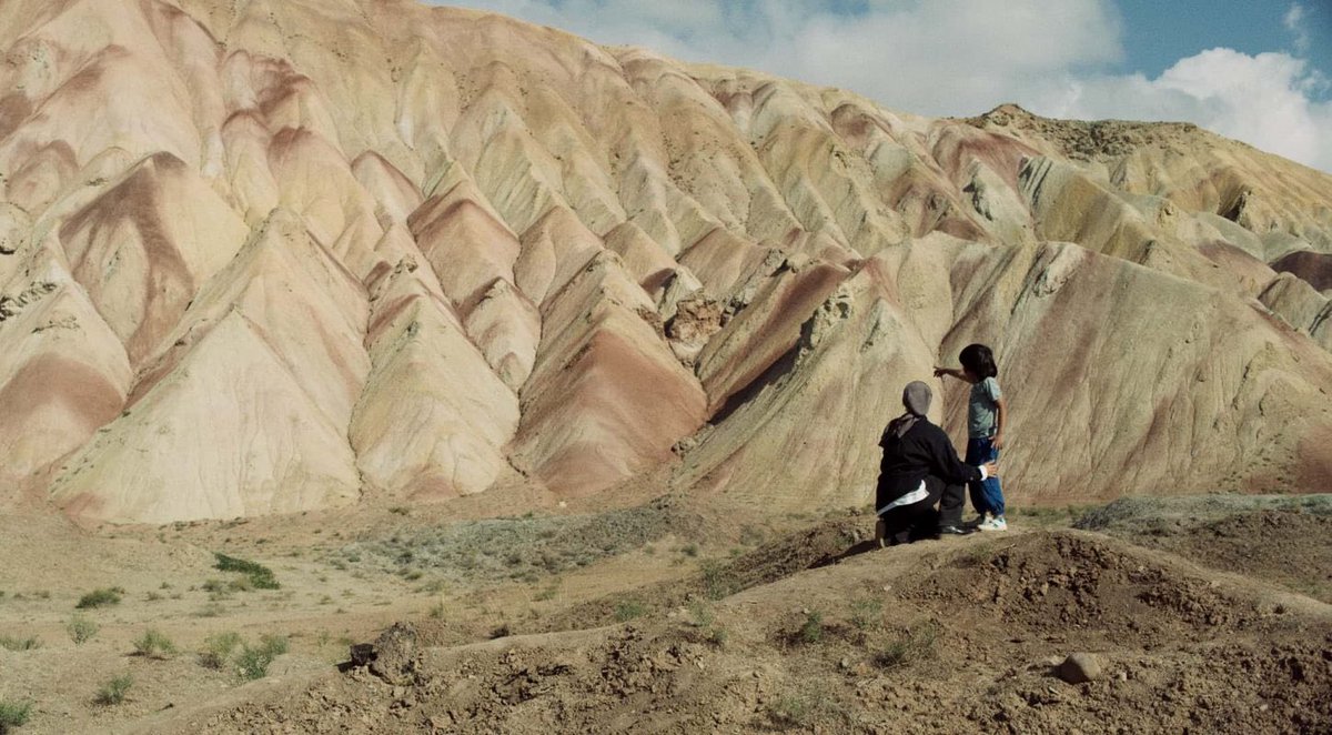 ghadamar_'s tweet photo. Des paysages à couper le souffle, une photographie exceptionnelle, un garçon débordant d’énergie et une mère qui oscille entre rires et pleurs. Découverte du drame iranien #HitTheRoad, un film passionnant à découvrir avant qu’il ne disparaisse des salles ! https://t.co/WFChjFFUGx