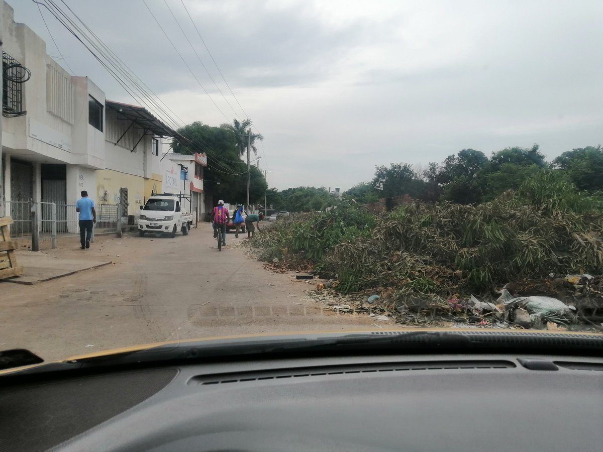 Alfonso051201's tweet photo. Me preocupa el orden del @MelloCastroG este desorden es detrás del motel Acapulco y al lado del pabellón del pescado por el mercado público de @Valledupar_Col y tiene días de estar asi https://t.co/u2jWlne5TC