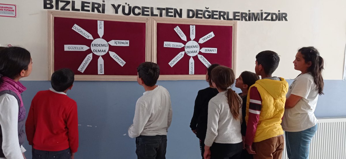 YedisuYBO's tweet photo. Değerler eğitimi kapsamında bu ayki konumuz "Erdemli olmak." 
Konu hakkında etkinliklerini gerçekleştirip panosunu hazırlayan okulumuz öğretmenlerinden Heva Cevahir ABDULLAH'a teşekkür ederiz.👏
@bingolmem @arge_mem @YedisuMEM @halilyucel6060 @yusuf_tokus @halukcakan12 https://t.co/KFfFT33qFg